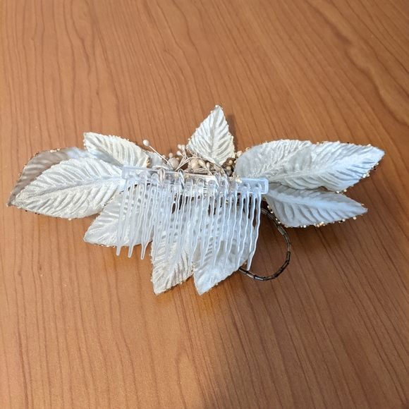 Fashion floral hair accessory - Picture 4 of 4